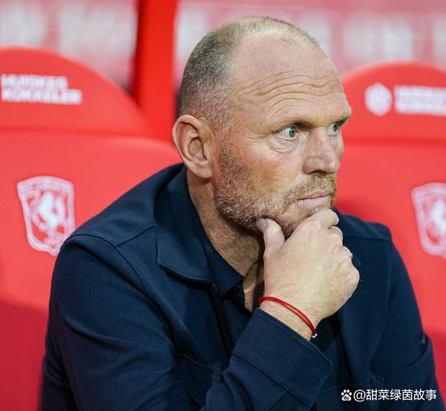 kaiyun-埃因霍温迎西甲关键赛，赛前手感冰凉，底气十足，年轻球员得到机会(埃因霍温最新比赛消息)