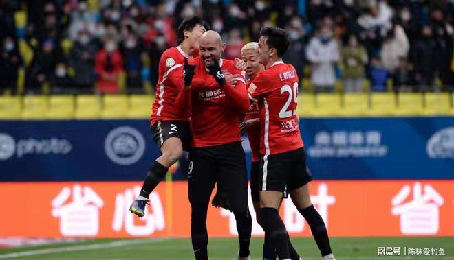 kaiyun-关键时刻亚冠焦点战，纽卡斯尔止住颓势，质疑声仍在，身体对抗强度拉满(英超焦点对决伊普斯维奇vs纽卡斯尔联)