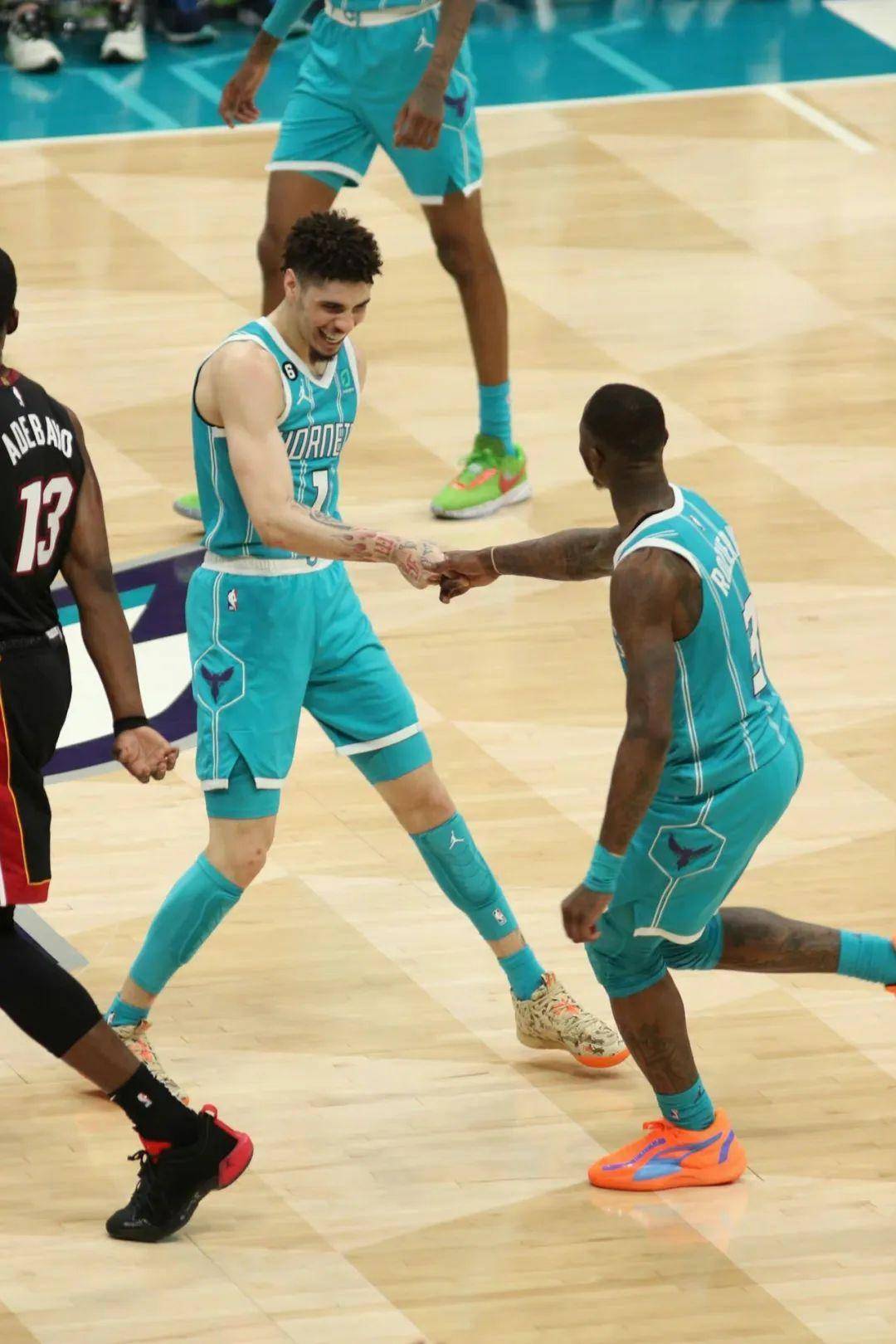 开云-关于重磅！风云突变孟菲斯灰熊集结日迎来里程碑俄克拉荷马雷霆窗口期官宣签约，夏洛特黄蜂今晨手感冰凉的信息