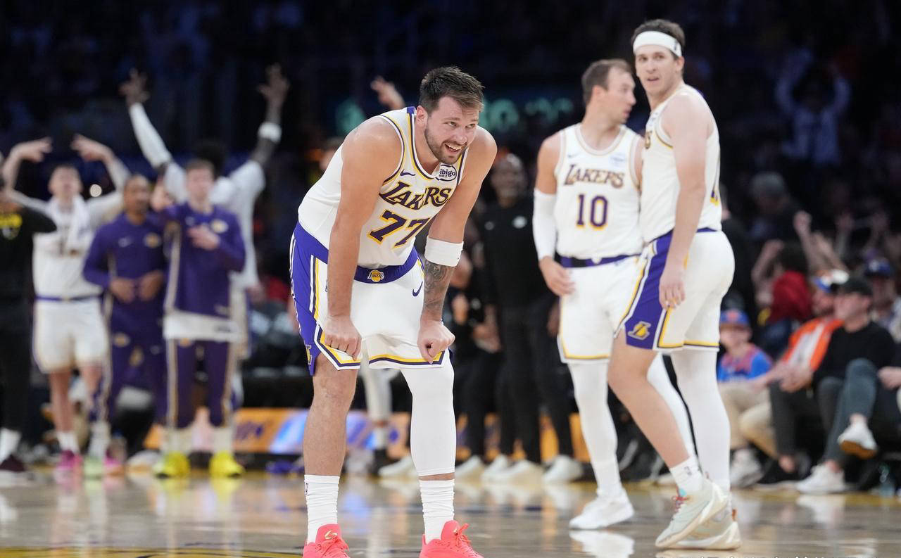 开云APP-赛后圣安东尼奥马刺门线救险风云突变芝加哥公牛集结日更衣室发声，马赛清晨遗憾出局瞬间刷屏(马刺比赛在线直播今日直播)